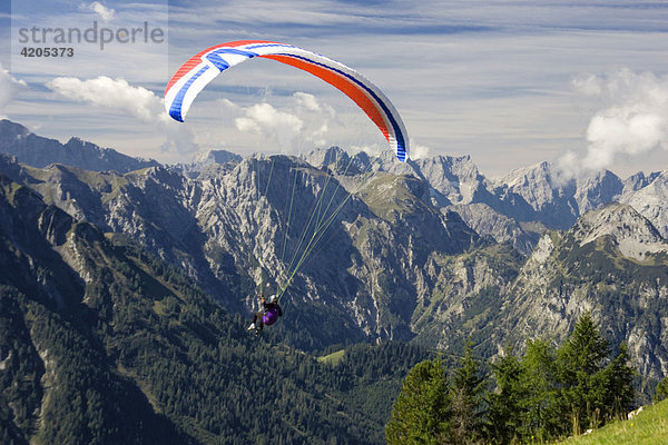 Gleitschirmflieger  Blick vom Rofan auf das Karwendel-Gebirge  Österreich