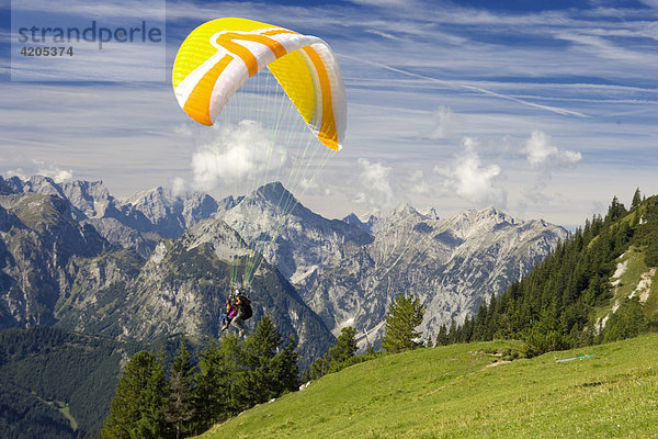 Gleitschirmflieger  Blick vom Rofan auf das Karwendel-Gebirge  Österreich