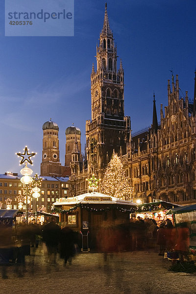 Christkindlmarkt auf dem Marienplatz in München mit Rathaus und Frauenkirche  Oberbayern  Deutschland