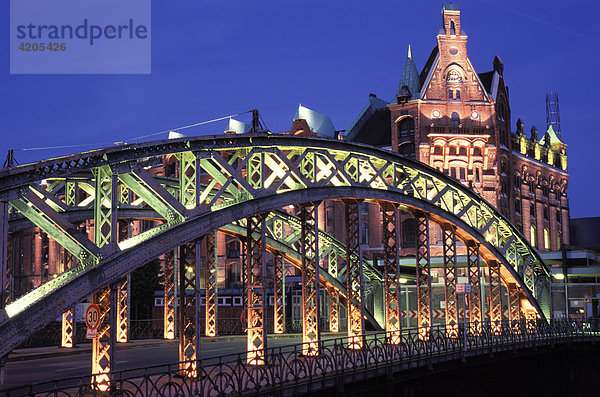 Speicherstadt   Hamburg   Deutschland   Europa : Beleuchtete Fassaden bei Nacht  Brücke