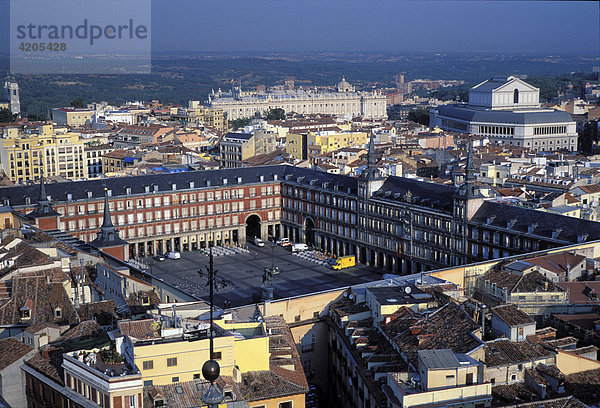Blick über die Altstadt mit dem Plaza Mayor und dem Königspalast   Madrid   Spanien   Europa