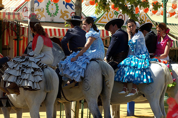Feria de Abril   Paare zu Pferd reiten von Festzelt zu Festzelt   Sevilla   Andalusien   Spanien   Europa