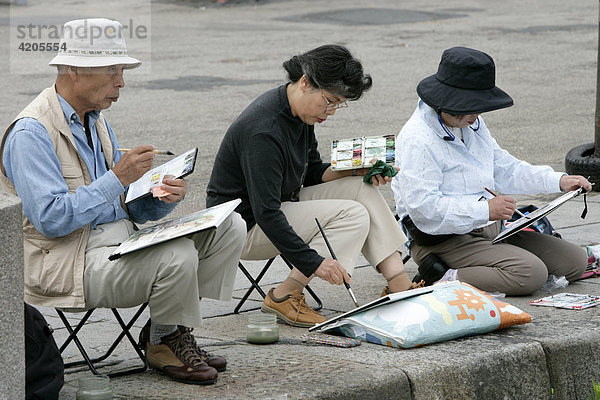 Japaner sitzen am Vieux Bassin und malen . Honfleur  Calvados   Normandie   Frankreich   Europa