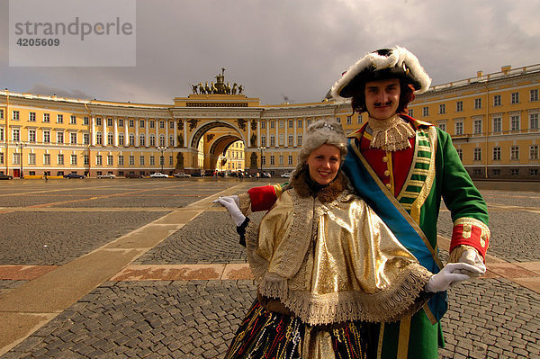 Katharina die Erste und Peter der Grosse auf dem Schlossplatz vor dem Generalstabs Gebäude   Sankt Petersburg   Russland   Ost Europa