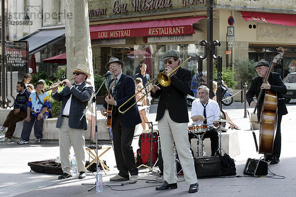 Strassenmusikanten am Place de l'Horloge   Avignon   Provence-Alpes-CÙte d'Azur   Frankreich   Europa