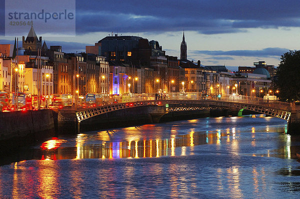 Temple Bar Viertel an der linken Flussseite des Liffey Rivers . Stadtansicht zur blauen Stunde . Dublin   Irland   Europa
