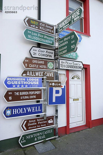 Haus mit Wegweisern an der Straße in Kinvarra   Galway   Connacht   Irland   Europa