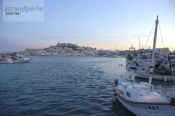 Blick vom Fischereihafen auf die befestigte Altstadt Dalt Vila  Eivissa Vila  Ibiza  Spanien  Balearen  Europa