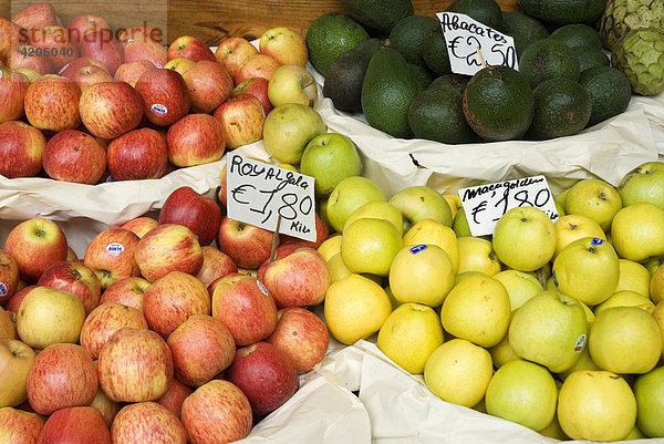 Früchte auf einem Marktstand  Portugal