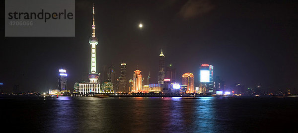 Stadtbezirk Pudong  Nacht mit Vollmond  Shanghai  China  Asien
