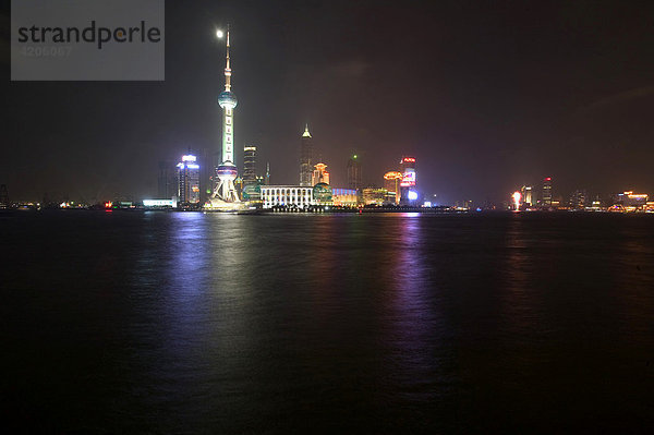Stadtbezirk Pudong  Nacht mit Vollmond  Shanghai  China  Asien