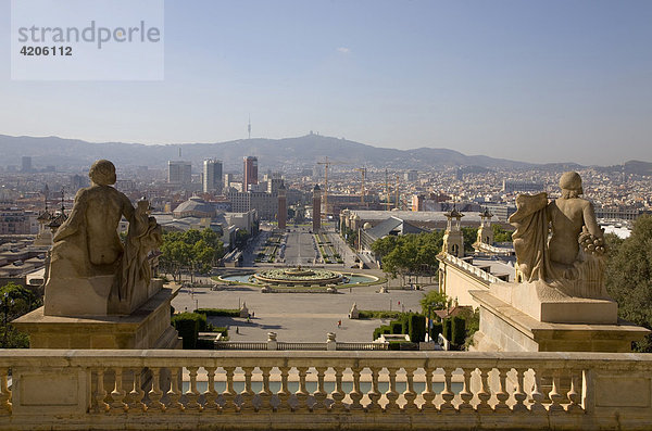 Blick vom Palau Nacional de Montjuic auf die Plaza de Espana  Barcelona  Katalonien  Spanien