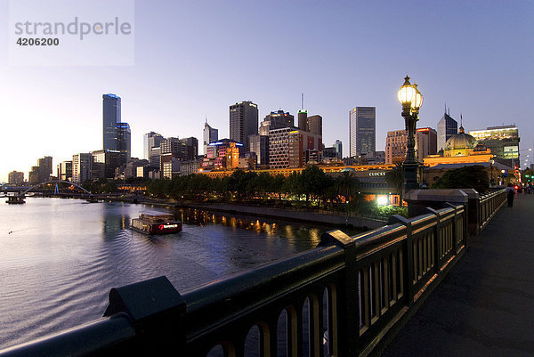 Stadtansicht am Yarra River  Skyline zur blauen Stunde  Melbourne  Bundesstaat Victoria  Australien