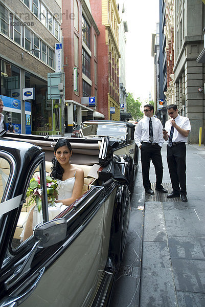 Braut im Hochzeitsauto  Melbourne  Bundesstaat Victoria  Australien