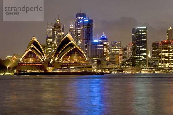 Stadtansicht mit Opernhaus bei Nacht. Port Jackson  der Hafen von Sydney  ist der größte Naturhafen der Welt. Sydney  New South Wales  Australien