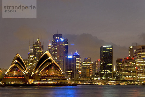 Stadtansicht mit Opernhaus bei Nacht. Port Jackson  der Hafen von Sydney  ist der größte Naturhafen der Welt. Sydney  New South Wales  Australien