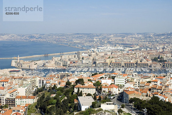 Stadtansicht mit Hafen  Marseille  Provence-Alpes-Cote d'Azur  Frankreich