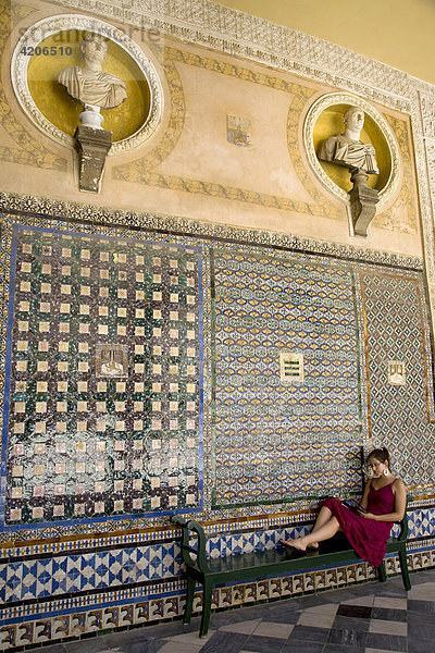 Casa de Pilatos  Casa Ducal de Medinaceli  gekachelter Innenhof  Sevilla  Andalusien  Spanien