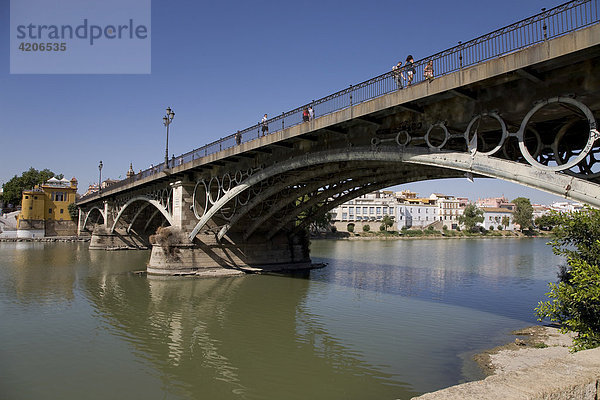 Puente Isabel II  Brücke führt in das Triana Viertel  Sevilla  Andalusien  Spanien