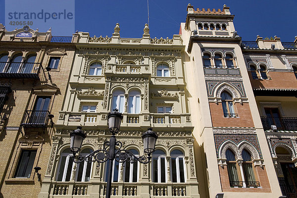Altstadthaus im mudejar Stil in der Avenida de la Constitucion im Trinana Viertel  Sevilla  Andalusien  Spanien