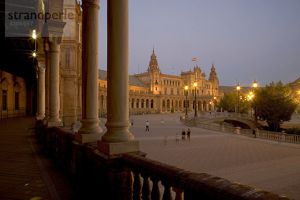 Plaza de Espana  halbrunder Platz zur blauen Stunde  Sevilla  Andalusien  Spanien