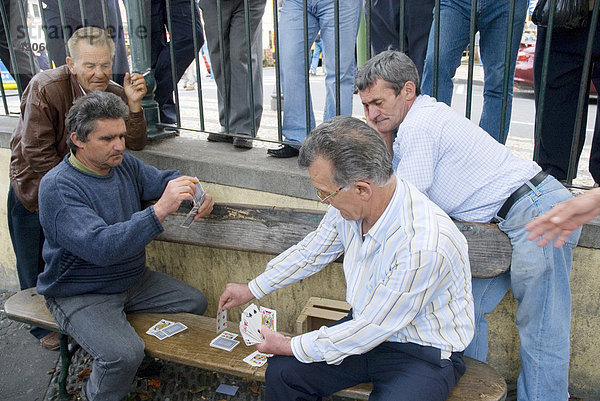 Männer spielen Karten auf einer Bank  Funchal  Madeira  Portugal