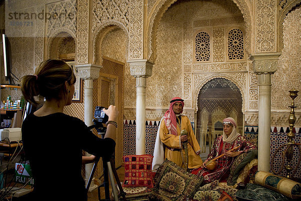 Arabische Kulisse für Foto-Souvenirs. Touristen aus Spanien in arabischer Tracht. Fotogeschäft in der Alhambra  Galeria Fotografica Arabe  Granada  Andalusien  Spanien