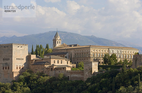 Alhambra: maurische Stadtburg  Nasriden Paläste  Palast Karl des Fünften  Granada  Andalusien  Spanien