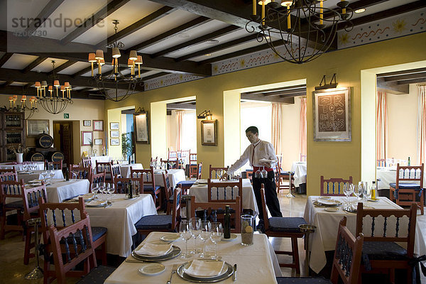 Kellner im Restaurant  Parador Hotel Gibralfaro  Malaga  Andalusien  Spanien