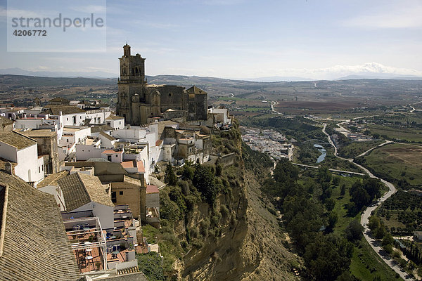 Dorf auf einem Felsplateau  Kirche San Pedro  Arcos de la Frontera  Andalusien  Spanien