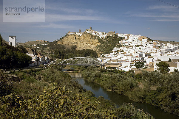 Dorf auf einem Felsplateau  Fluß Rio Guadalete  Arcos de la Frontera  Andalusien  Spanien