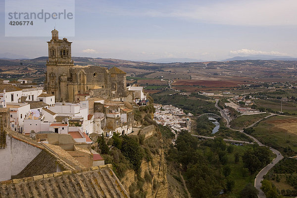 Dorf auf einem Felsplateau  Kirche San Pedro  Arcos de la Frontera  Andalusien  Spanien