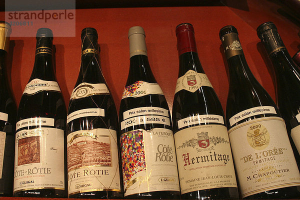 Rotweinflaschen in der Markthalle Paul Bocuse  Lyon  Frankreich