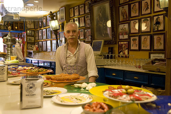 Kellner in der Bar Marpy  Tapa Bar mit Stierkampf Ambiente  Zaragoza  Saragossa  Provinz Aragon  Spanien  Europa