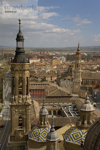 Blick auf die Altstadt von der Basilika del Pilar  Zaragoza  Saragossa  Expo Stadt 2008  Provinz Aragon  Kastilien  Spanien  Europa