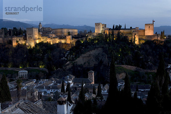 Mirador San Nicolas im Albayzin Viertel  Blick auf die Alhambra zur blauen Stunde  Granada  Andalusien  Spanien