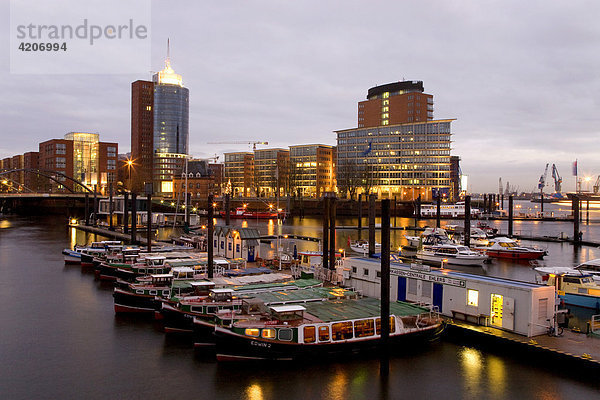 Barkassen im Hafen an der Speicherstadt  moderne Architektur auf der Kehrwiederspitze  Hamburg  Deutschland  Europa