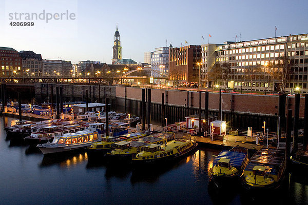 Hafen mit Stadtpanorama zur blauen Stunde  Hamburg  Deutschland  Europa