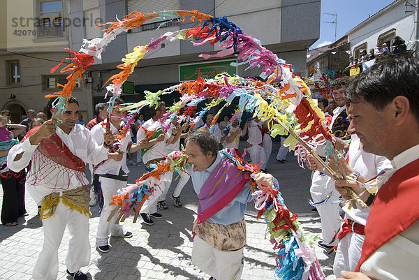Danza de Arcos  Tanz unter Bögen  Fischerleute mit Einwohner mit Down Syndrom  Fiesta del Virgen del Carmen 15. Juli jedes Jahr in Camariñas  Provinz La Coruña  Galicien  Spanien  Europa