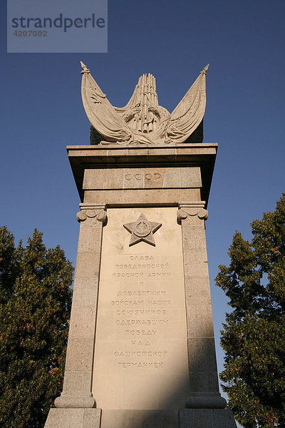 Denkmal  am 25. April 1945 treffen sich sowjetische und amerikanische Truppen an der Elbe  Torgau  Sachsen  Deutschland