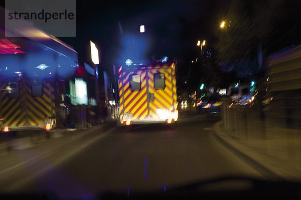 Ambulanzfahren auf der Straße bei Nacht