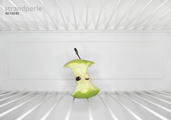 Einzelner Apfelkern im Kühlschrank sitzend