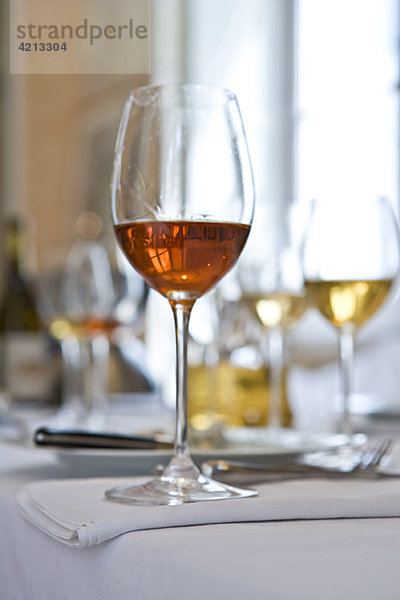 Gläser Wein auf dem Tisch