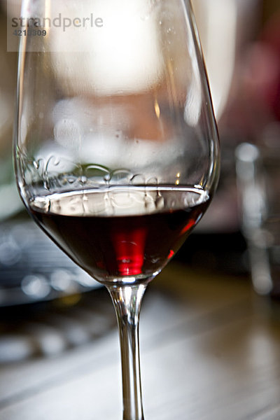 Weintränen auf einem Glas Rotwein