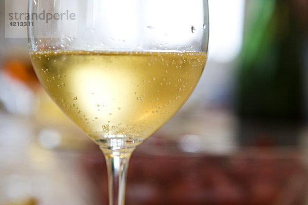 Kondensationstropfen auf einem Glas gekühlten Weißwein