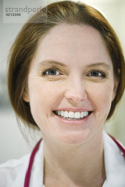 Krankenschwester lächelt  Kopfschuss