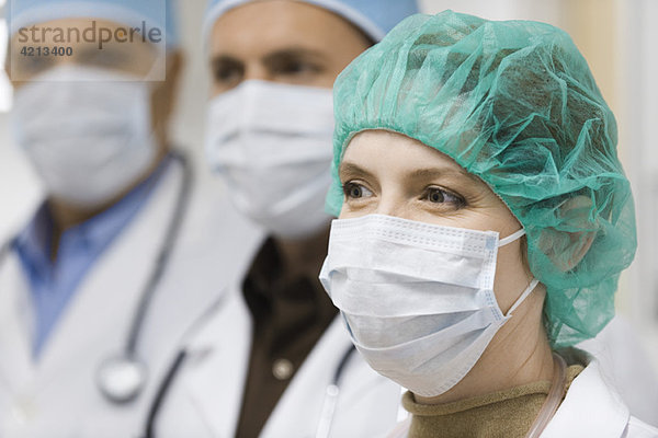 Ärzte mit chirurgischen Masken