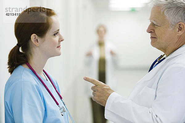 Arzt im Gespräch mit der Krankenschwester