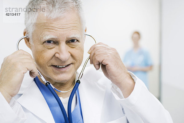 Arzt beim Aufsetzen des Stethoskops  Portrait