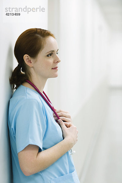 Krankenschwester an der Wand lehnend  Portrait